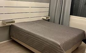4 Km To The Jyvaeskylae City Center Afoot, Cute Apartment With Free Parking